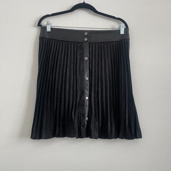 DKNY Jeans Pleated Skirt Women 14 Black Faux Leather Satin Knee Length Classic - Picture 1 of 7